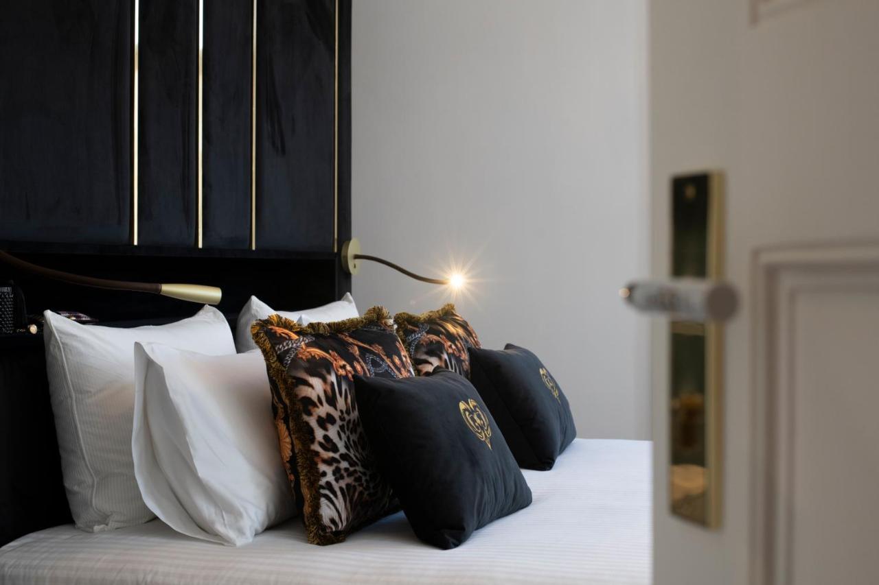 1877 Estrela Palace Aveiro Exterior foto A bed with cushions